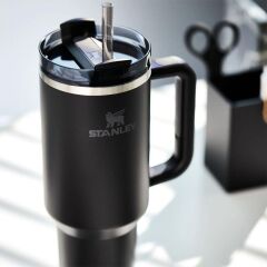 Stanley Quencher 1.18 Li̇tre Pi̇petli̇ Termos Black